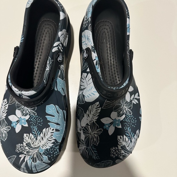 Crocs  Floral Clogs - Black and Blue size M-10 , W-12 - Picture 2 of 10
